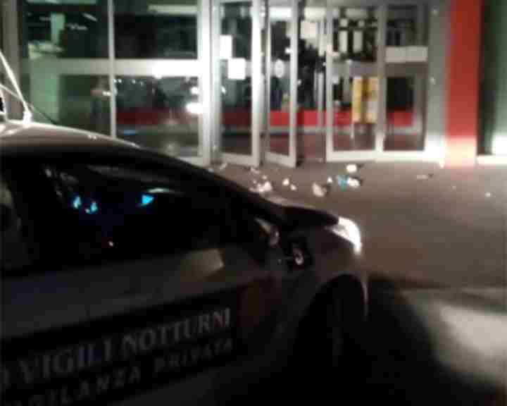 Copertina per Ladri in supermercato di Monfalcone, la sirena li mette in fuga